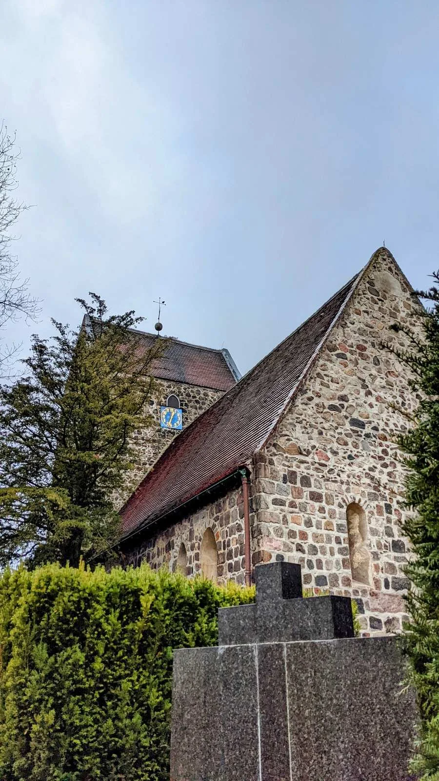 Feldsteinkirche mit Turm und Satteldach, die Dorfkirche Alt-Buckow in Neukölln
