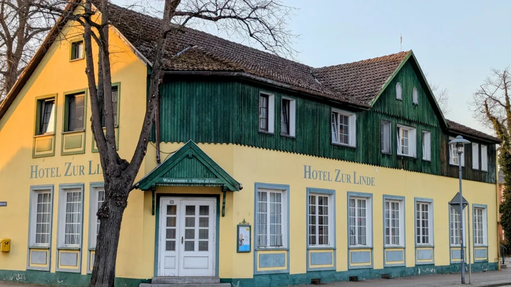 Gelbes Gasthaus mit grünen Holzgiebeln, Hotel Zur Linde in Burg
