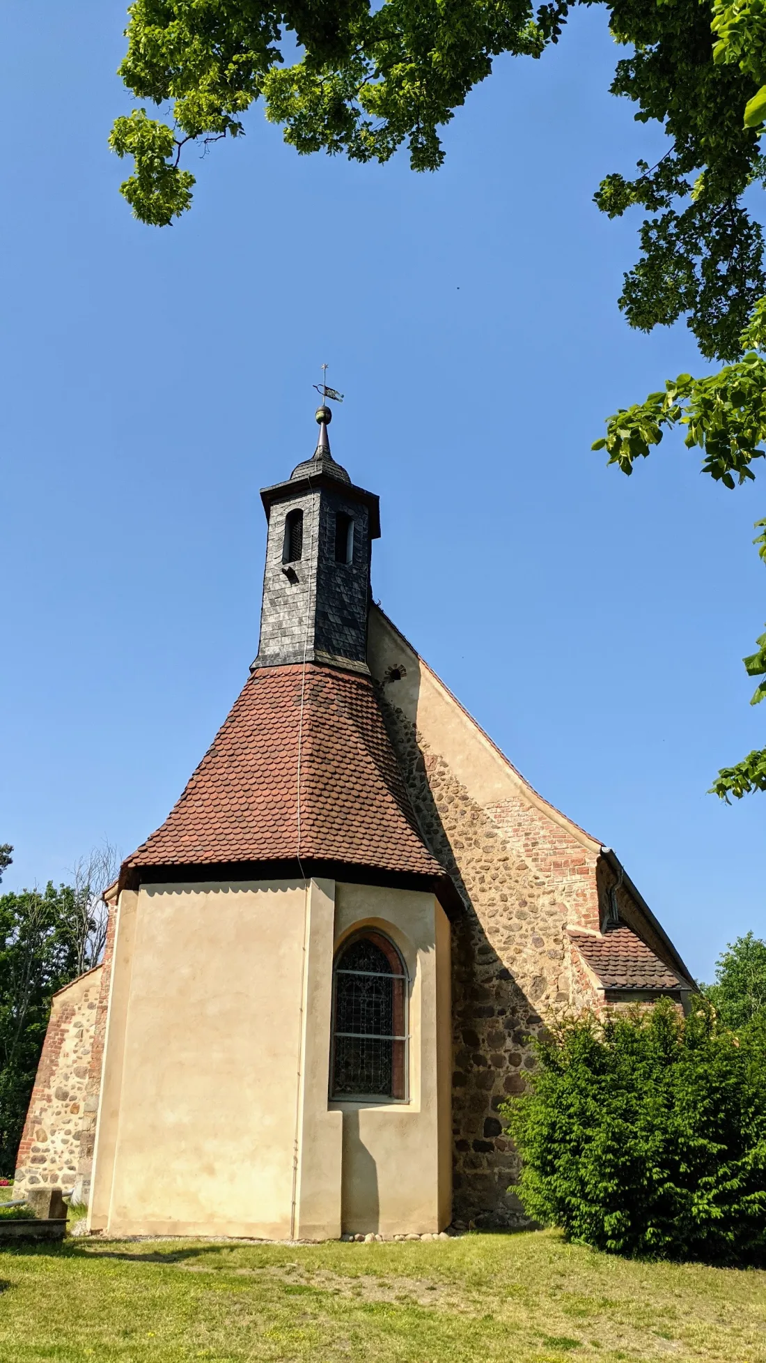 Bricciuskirche vor der Burg Eisenhardt in Bad Belzig