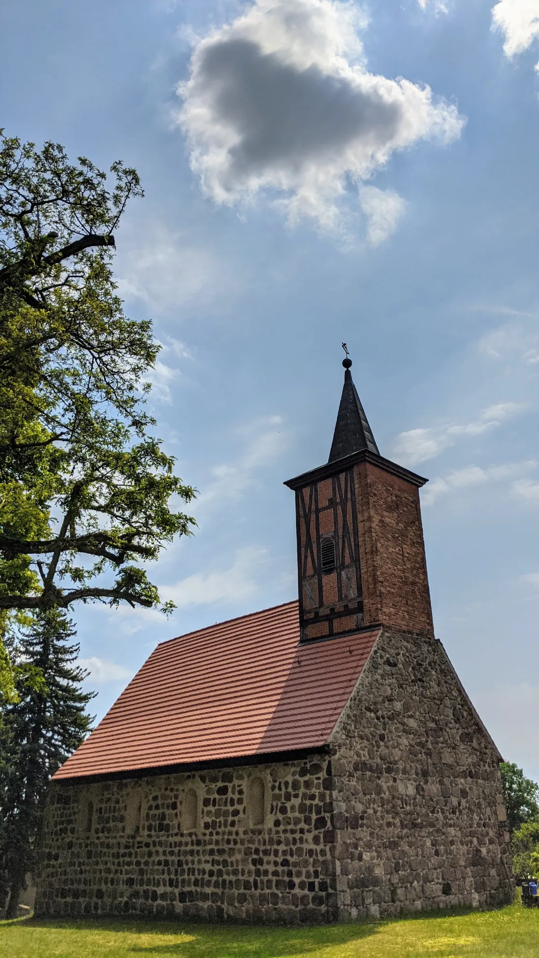 Kleine Backsteinkirche mit Dachreiter in Kranepuhl