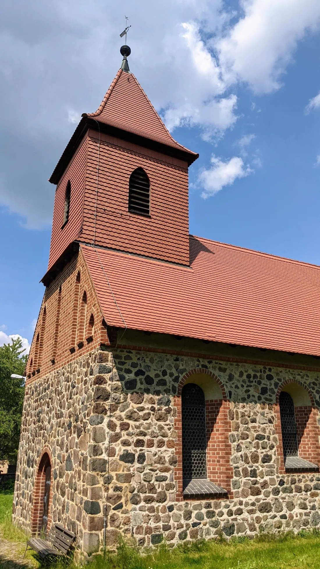 Feldsteinkirche mit rotem Dach und Turm in Rädigke