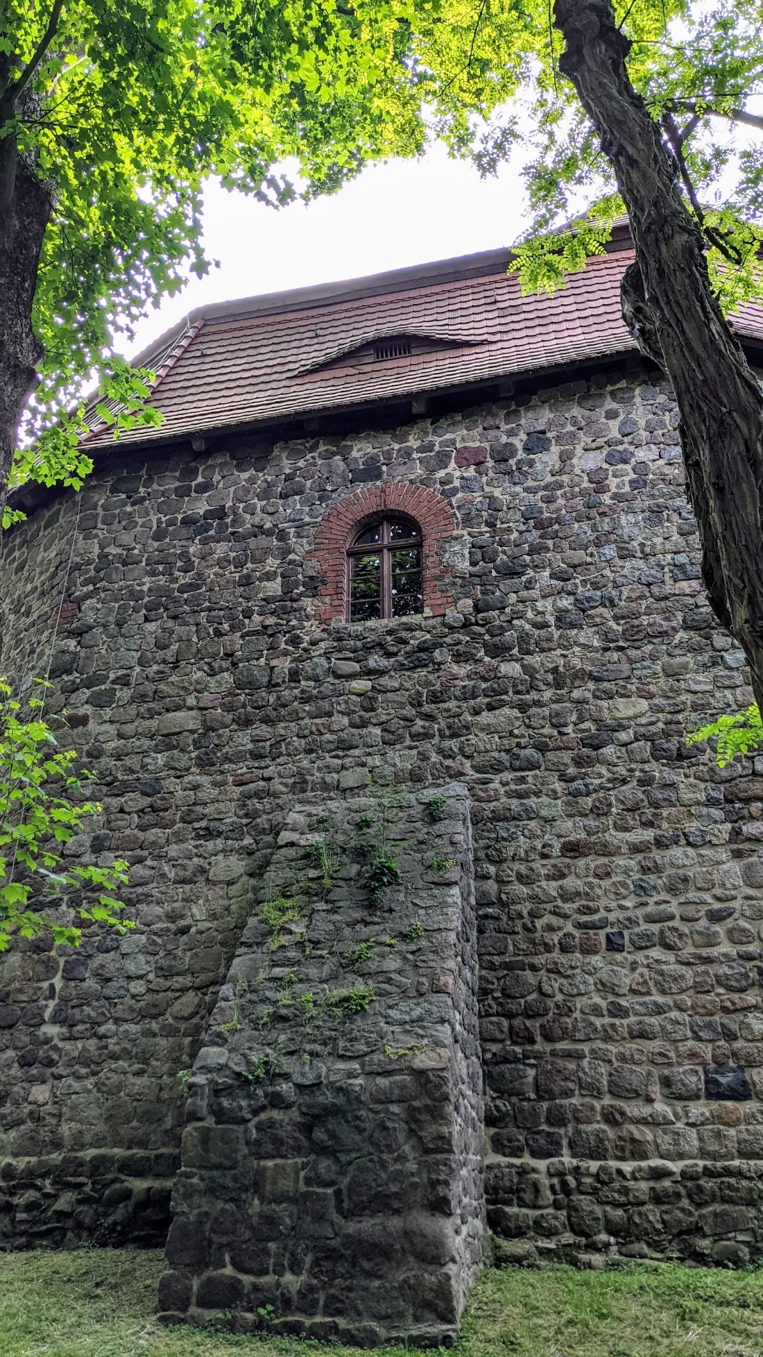 Steinbau der Burg Rabenstein mit rotem Dach