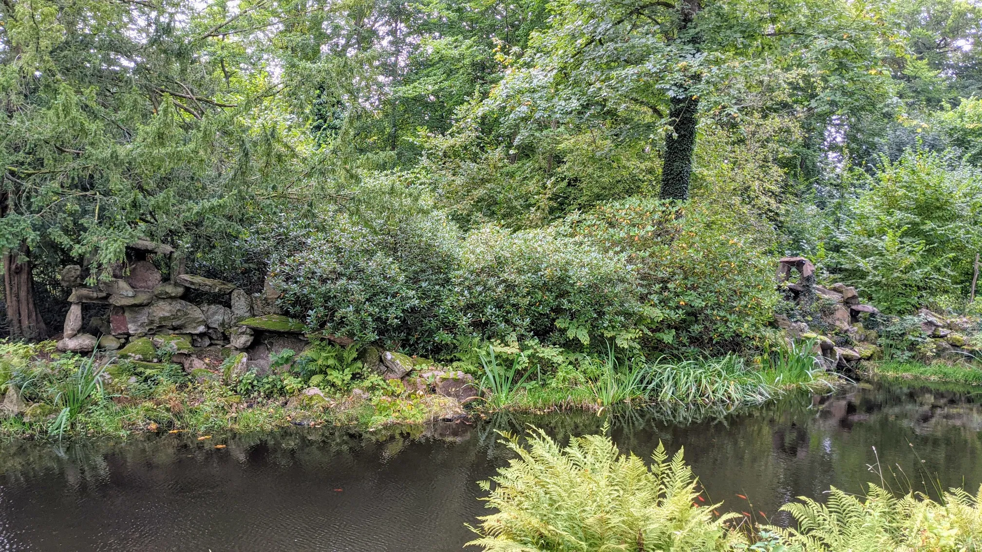 Teich mit Felsen am Ufer im Schlosspark Wiesenburg
