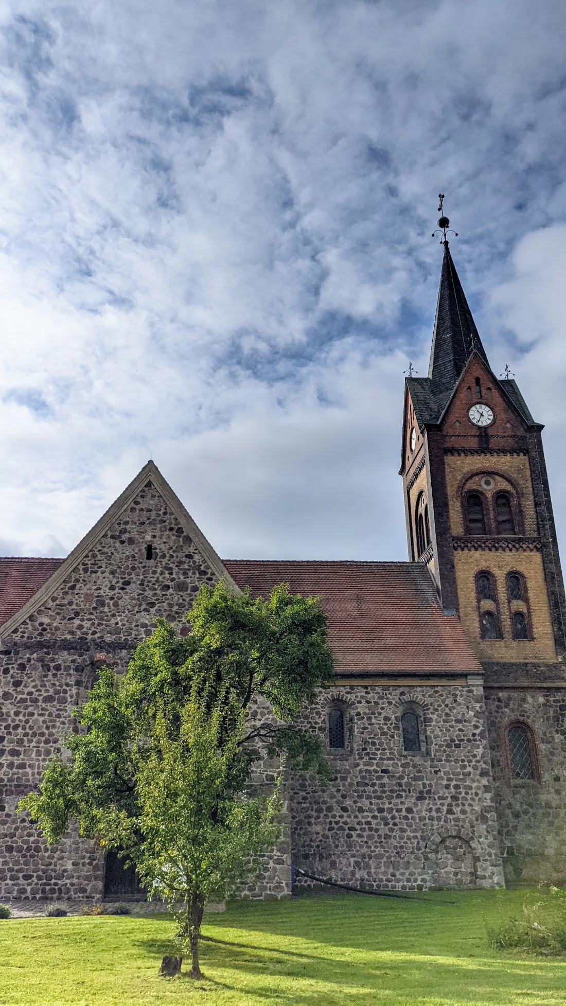 Feldsteinkirche mit Backsteinturm in Wiesenburg