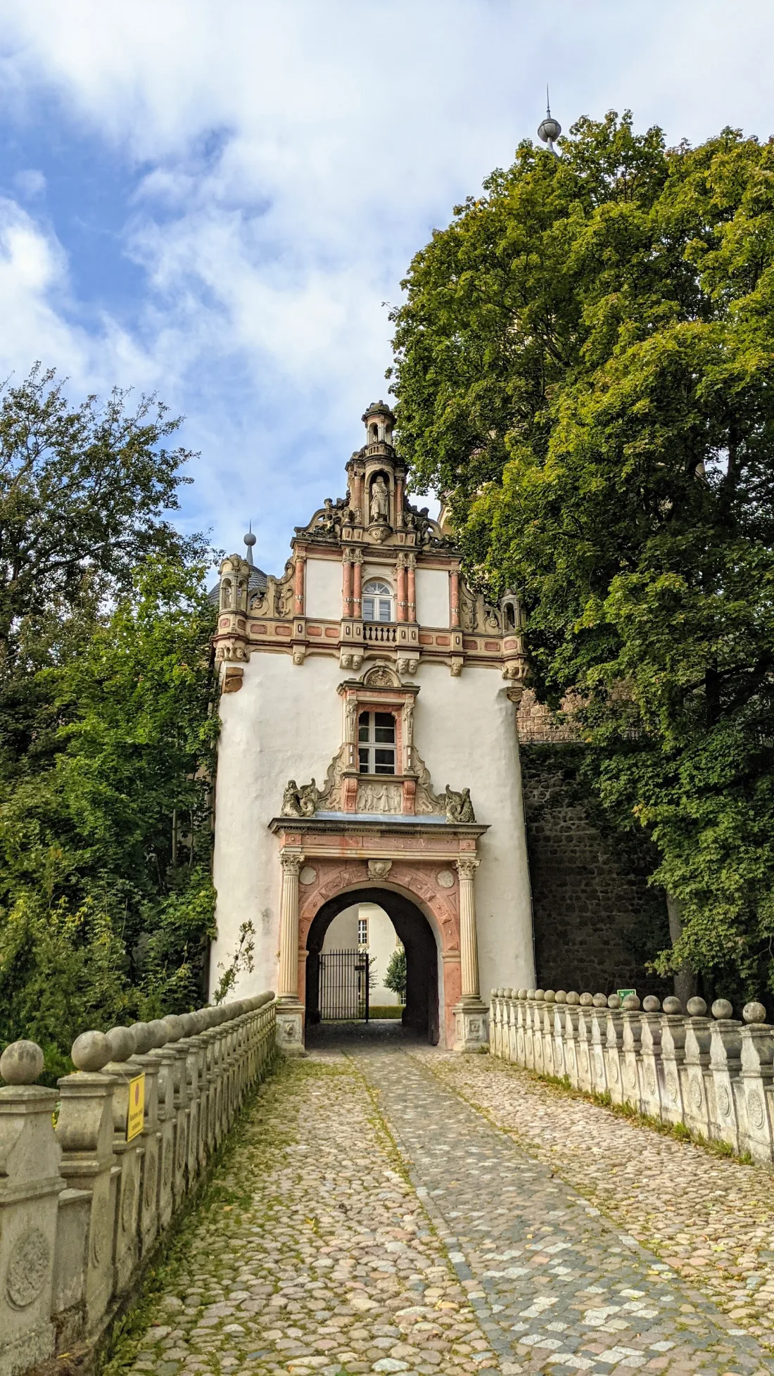 Torbau mit Brücke am Schloss Wiesenburg