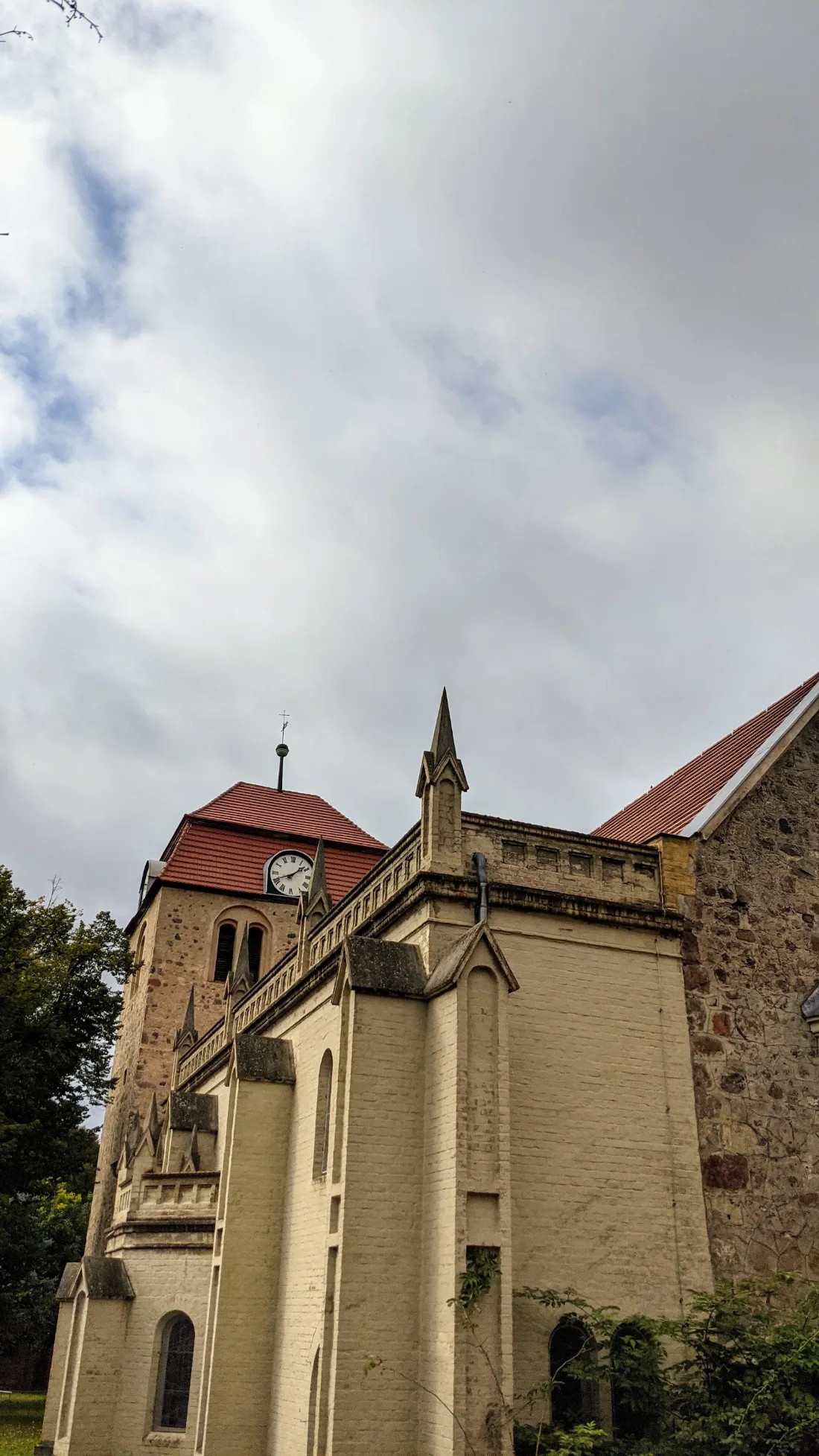 Kirche in Görzke mit Turmuhr