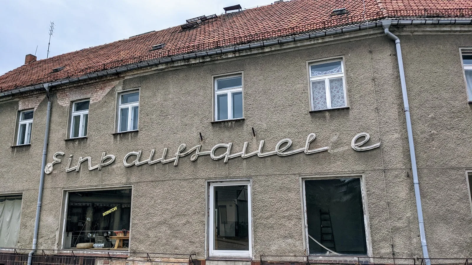 Schriftzug Einkaufsquelle an der Fassade eines Hauses in Görzke
