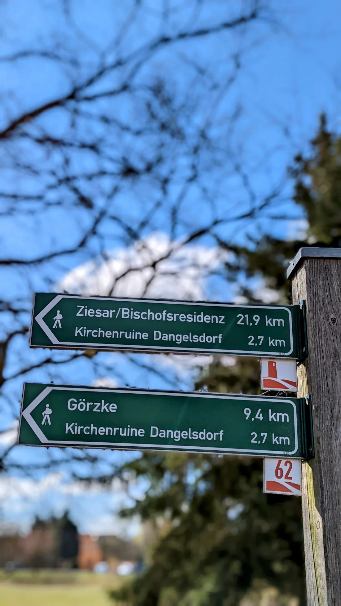 Wegweiser nach Ziesar und Görzke mit Hinweis auf die Kirchenruine Dangelsdorf