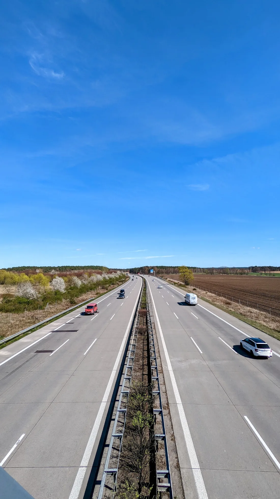 Blick von einer Brücke auf die Autobahn
