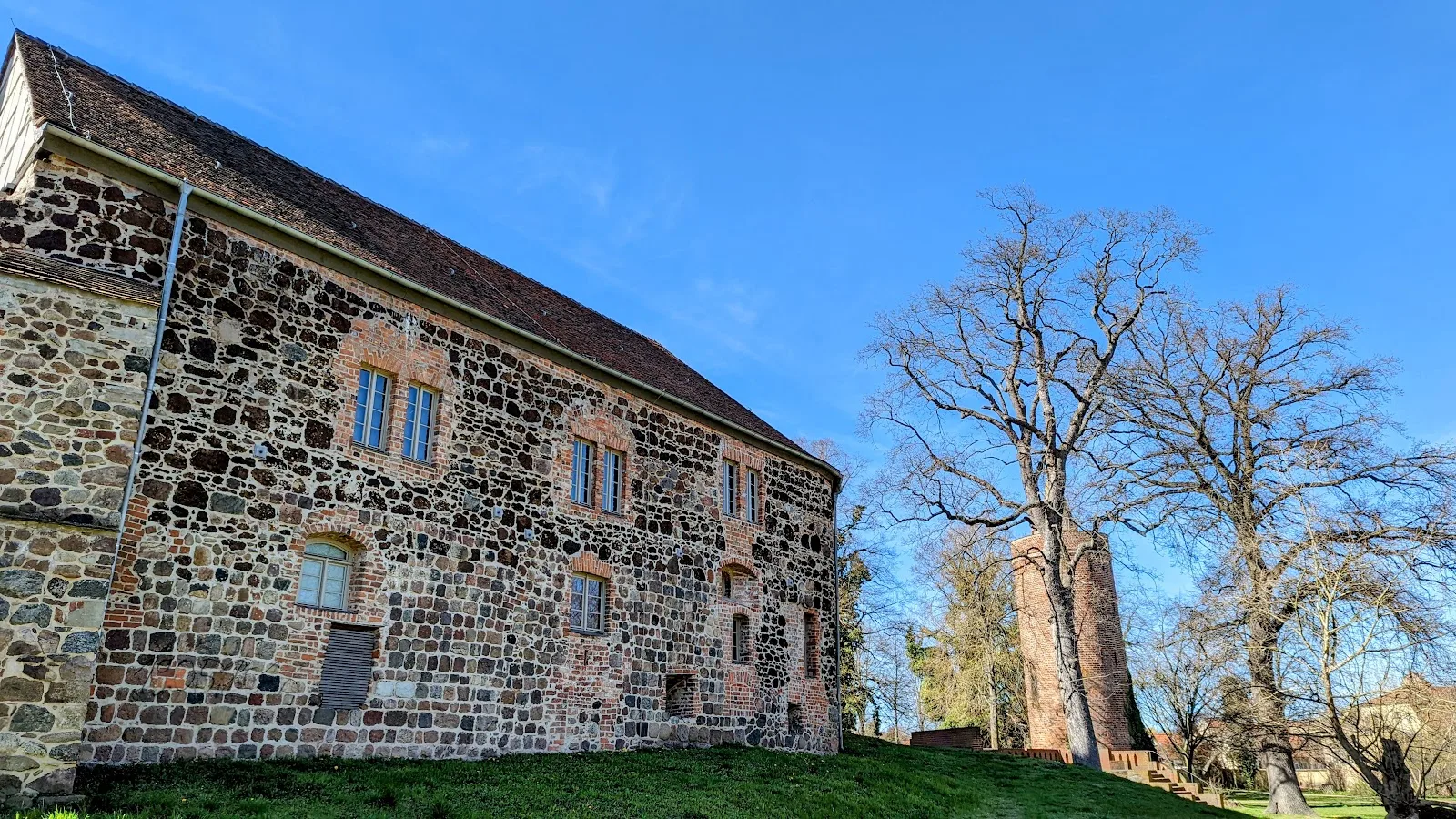 Feldsteinbau in Ziesar, dahinter der Storchenturm