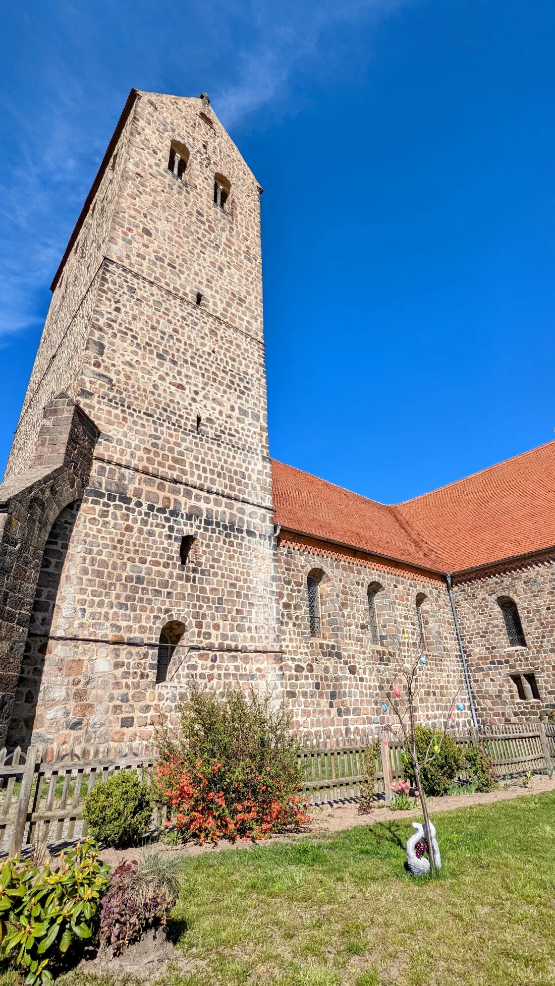 Heilig-Kreuz-Kirche in Ziesar aus Feldstein mit rotem Dach