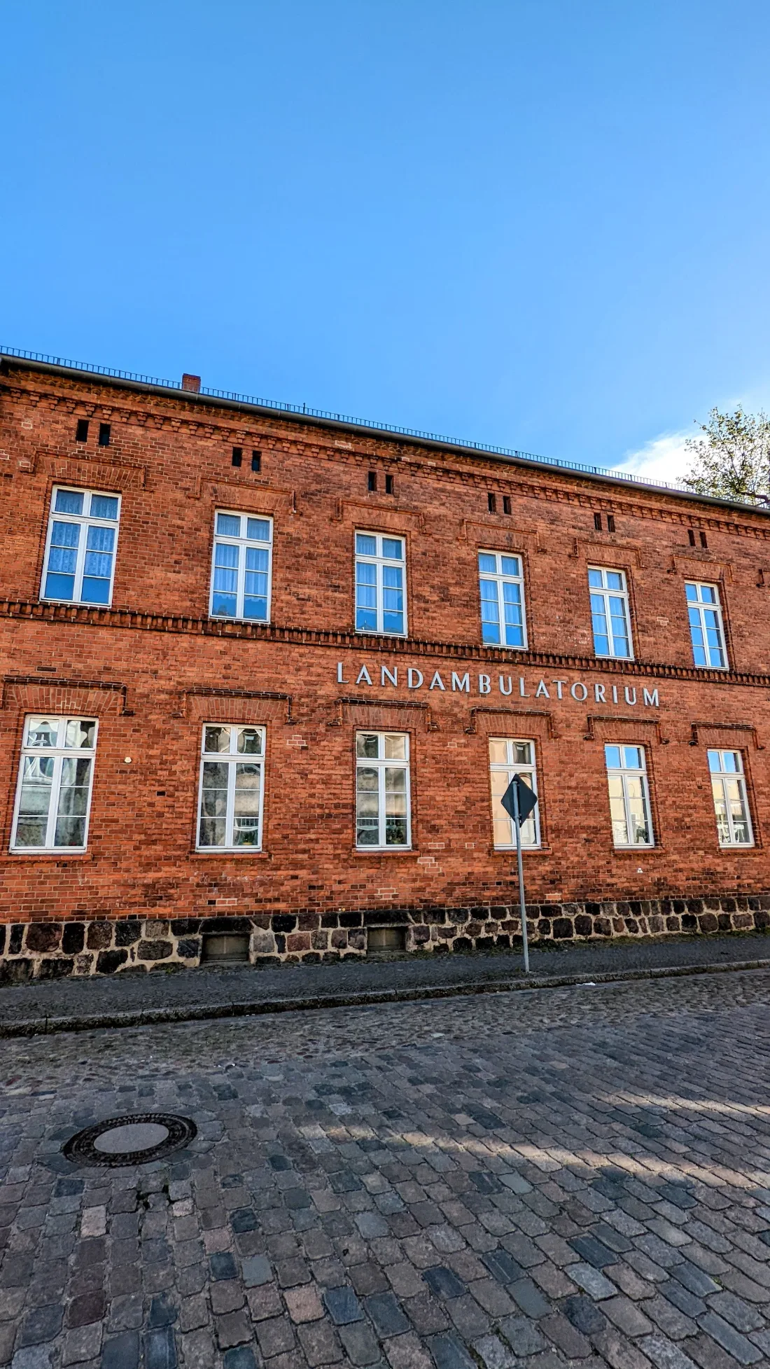 Backsteinhaus mit Schriftzug Landambulatorium in Ziesar