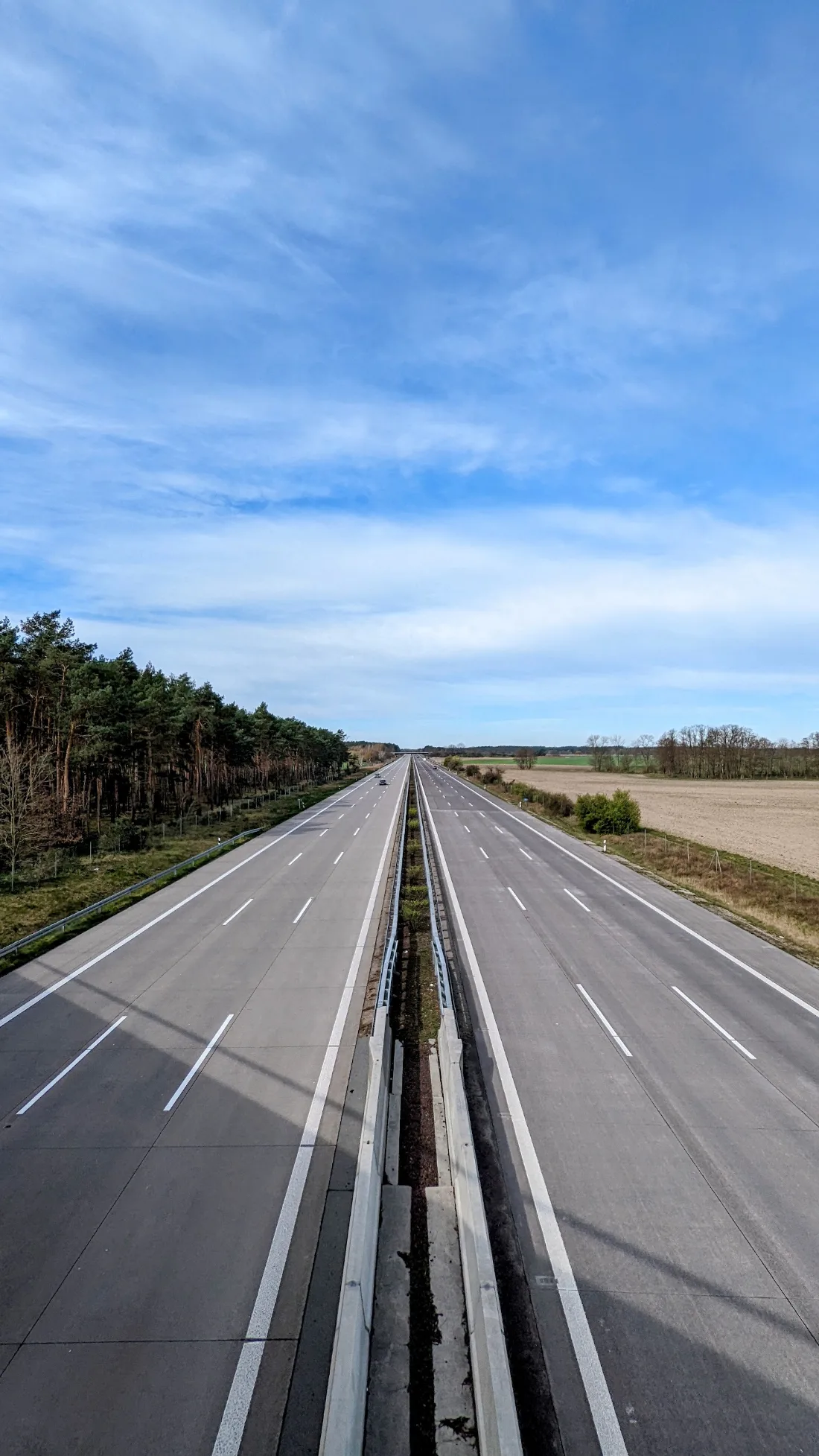 Blick von einer Brücke auf die Autobahn