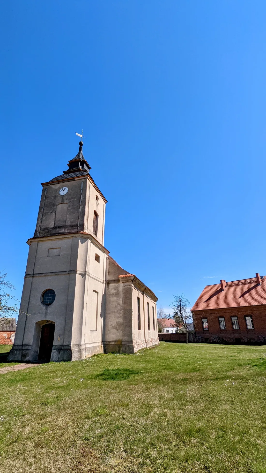 Kirche in Wollin mit weißem Turm