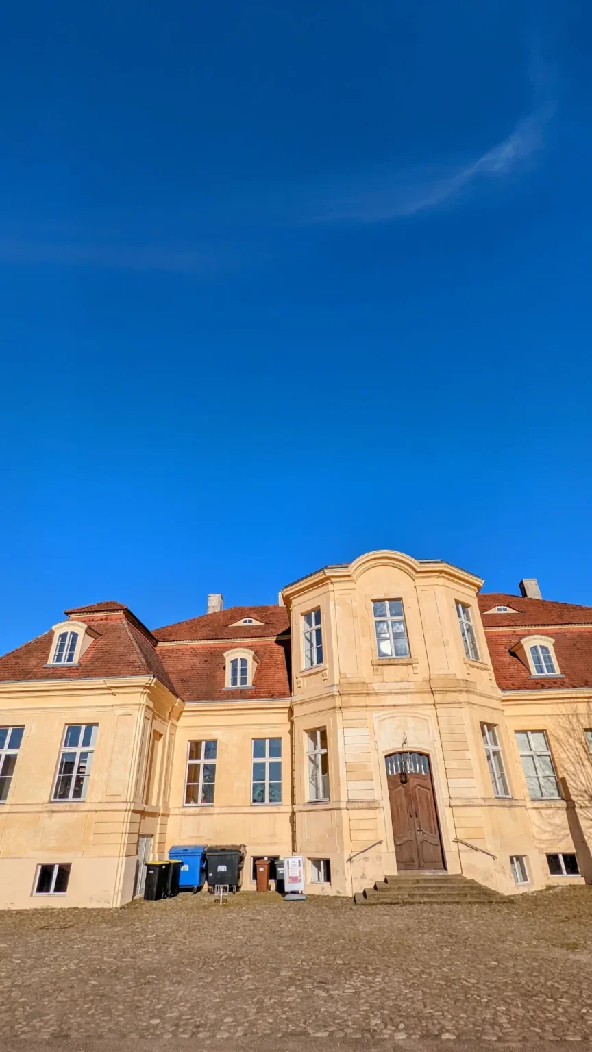 Schloss Reckahn mit Freitreppe und Dachgauben