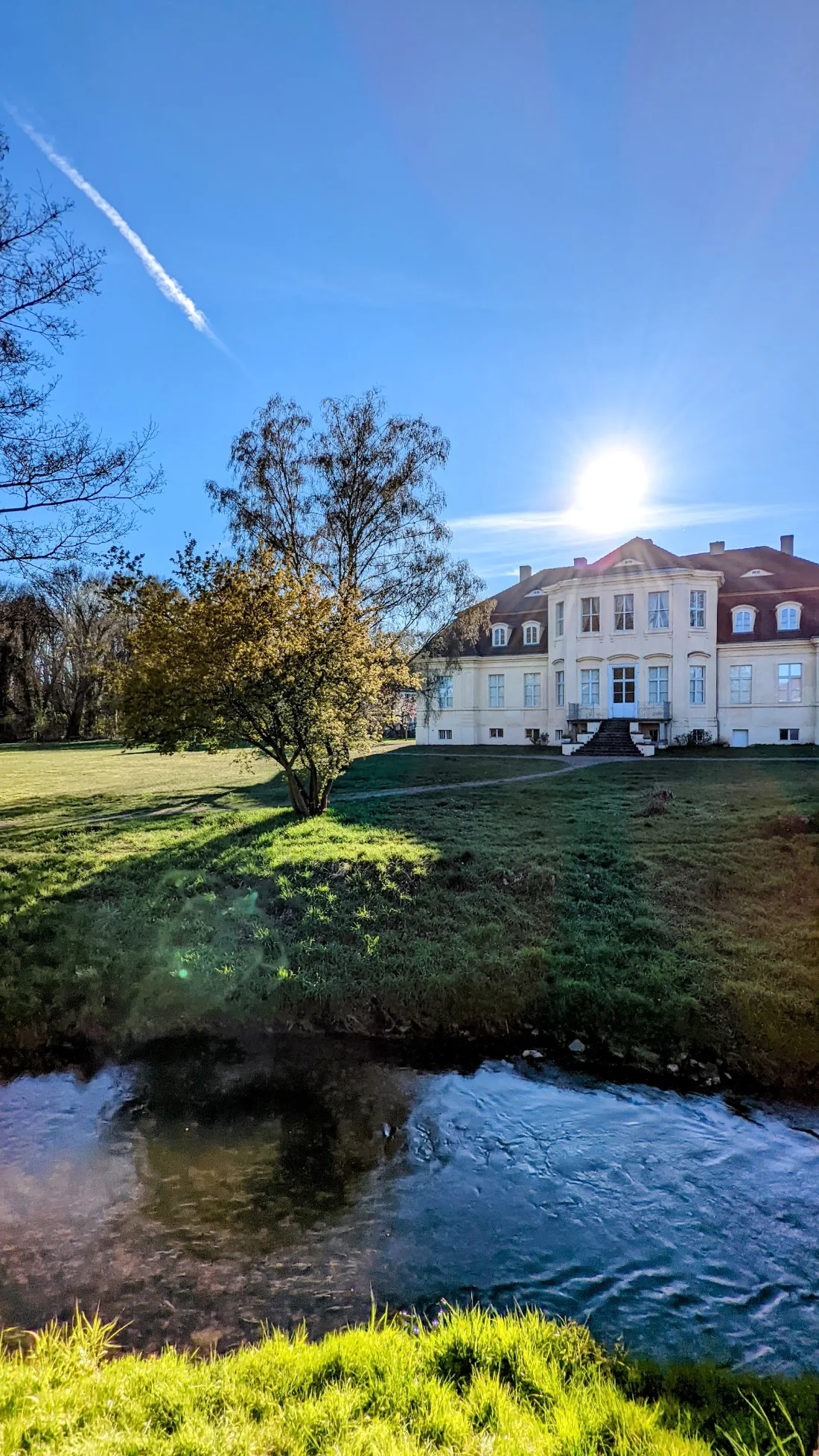 Bach im Park von Reckahn mit Blick auf das Schloss