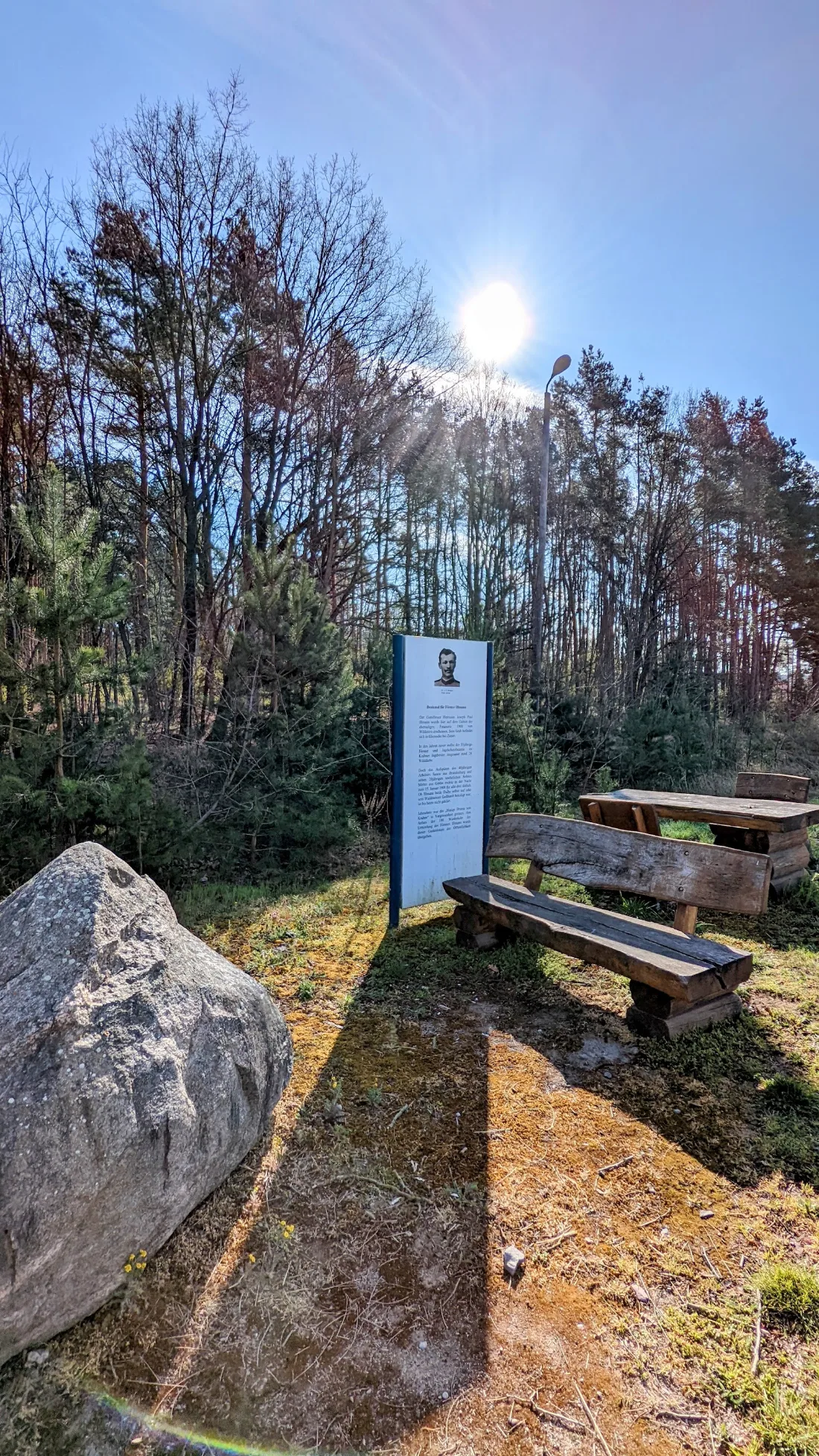 Gedenkstein mit Infotafel und Sitzgruppe im Wald bei Reckahn