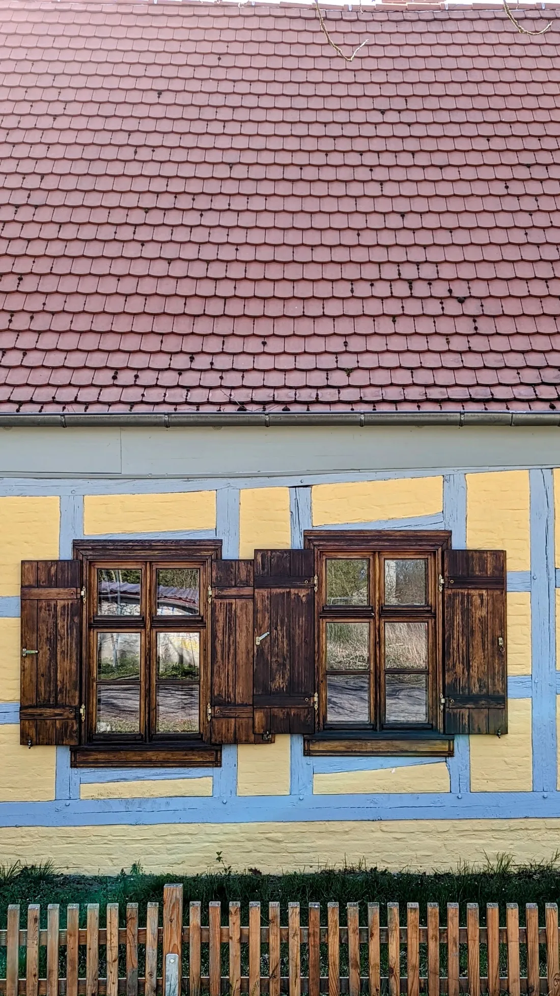 Gelbes Fachwerkhaus mit braunen Fensterläden in Golzow