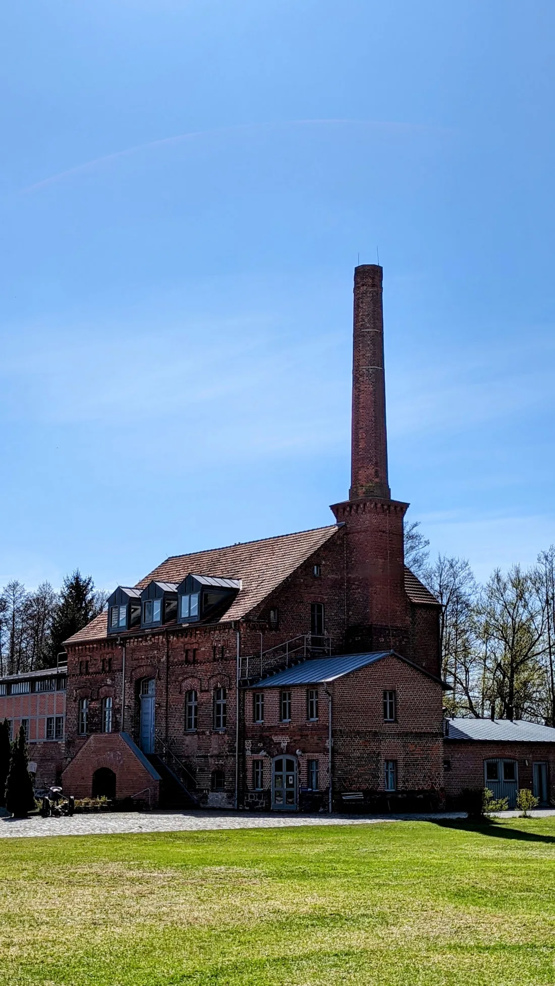 Backsteingebäude mit Schornstein in Golzow