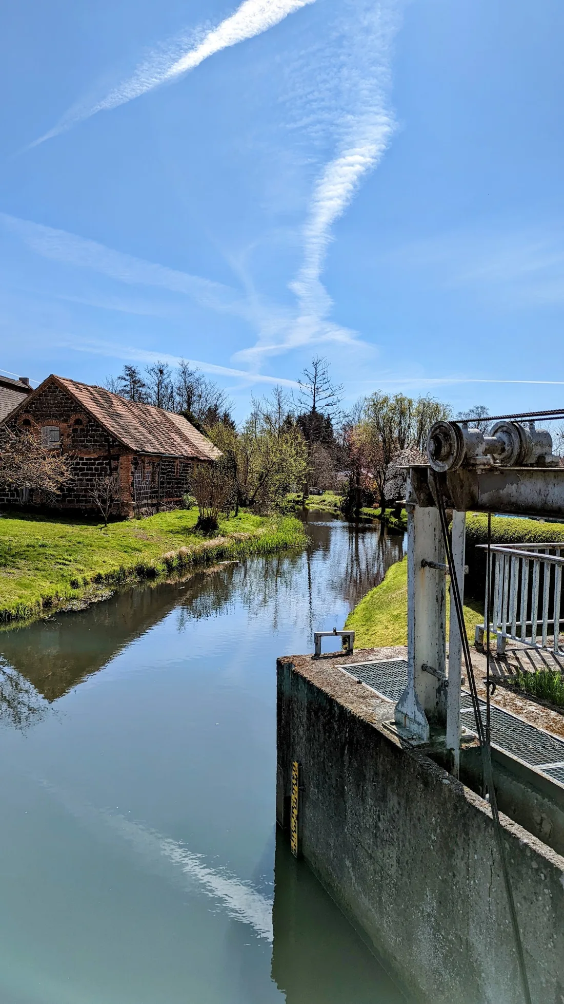Wehr am Kanal mit altem Gebäude in Golzow