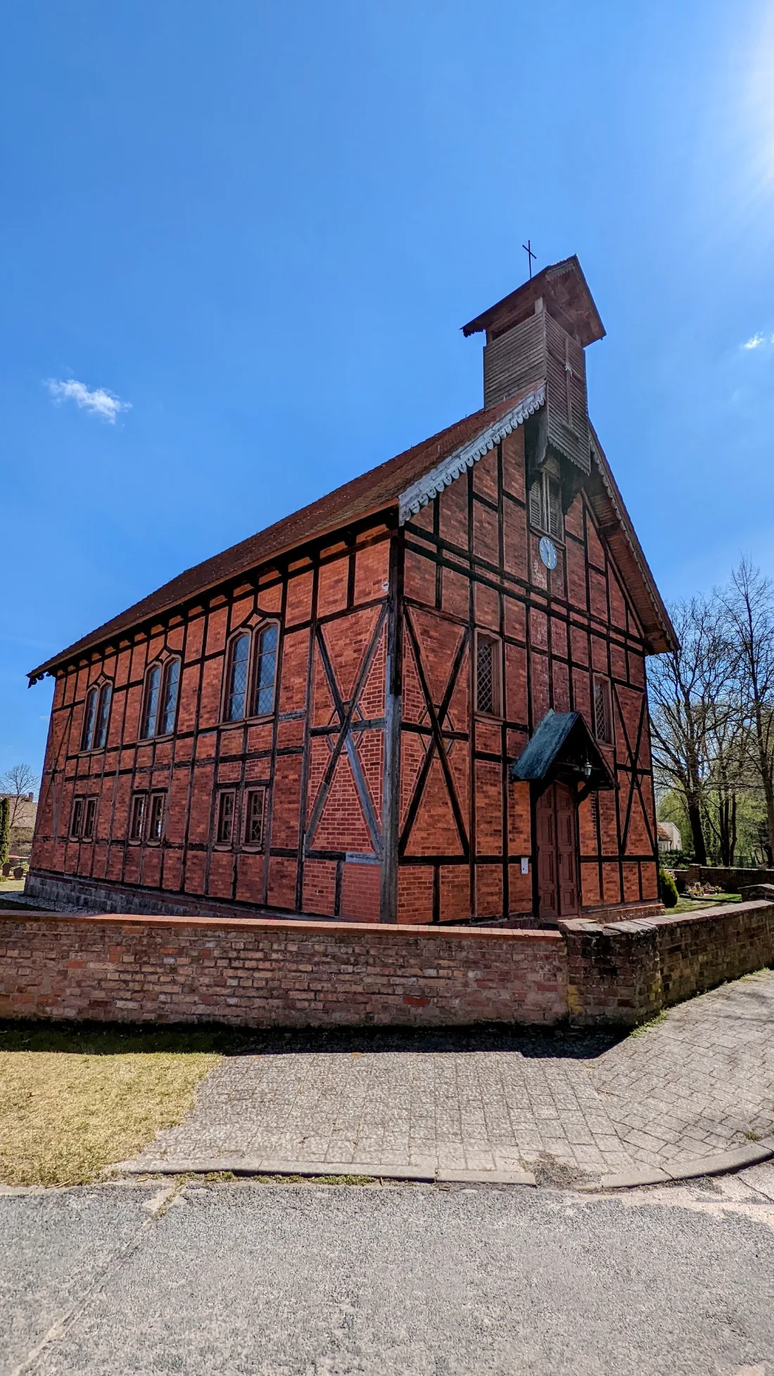 Fachwerk-Backsteinkirche in Dippmannsdorf von der Seite