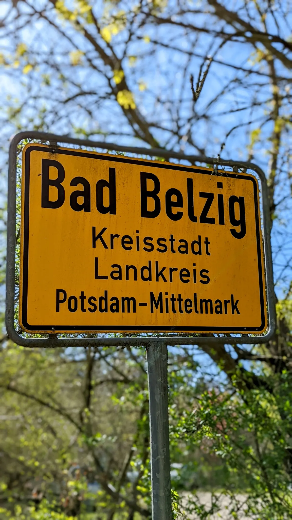 Ortsschild Bad Belzig, Kreisstadt des Landkreises Potsdam-Mittelmark