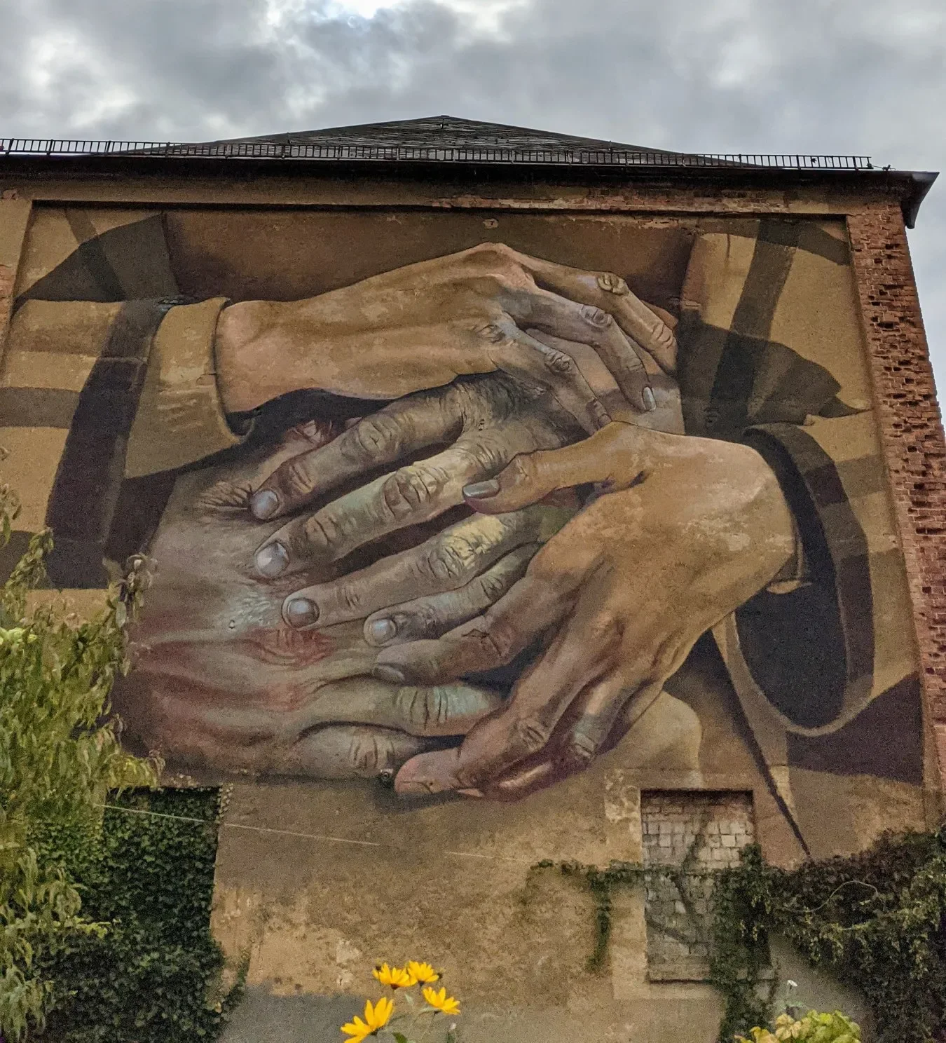 Case Maclaim: Hände an der Hans-Lufft-Straße in Wittenberg