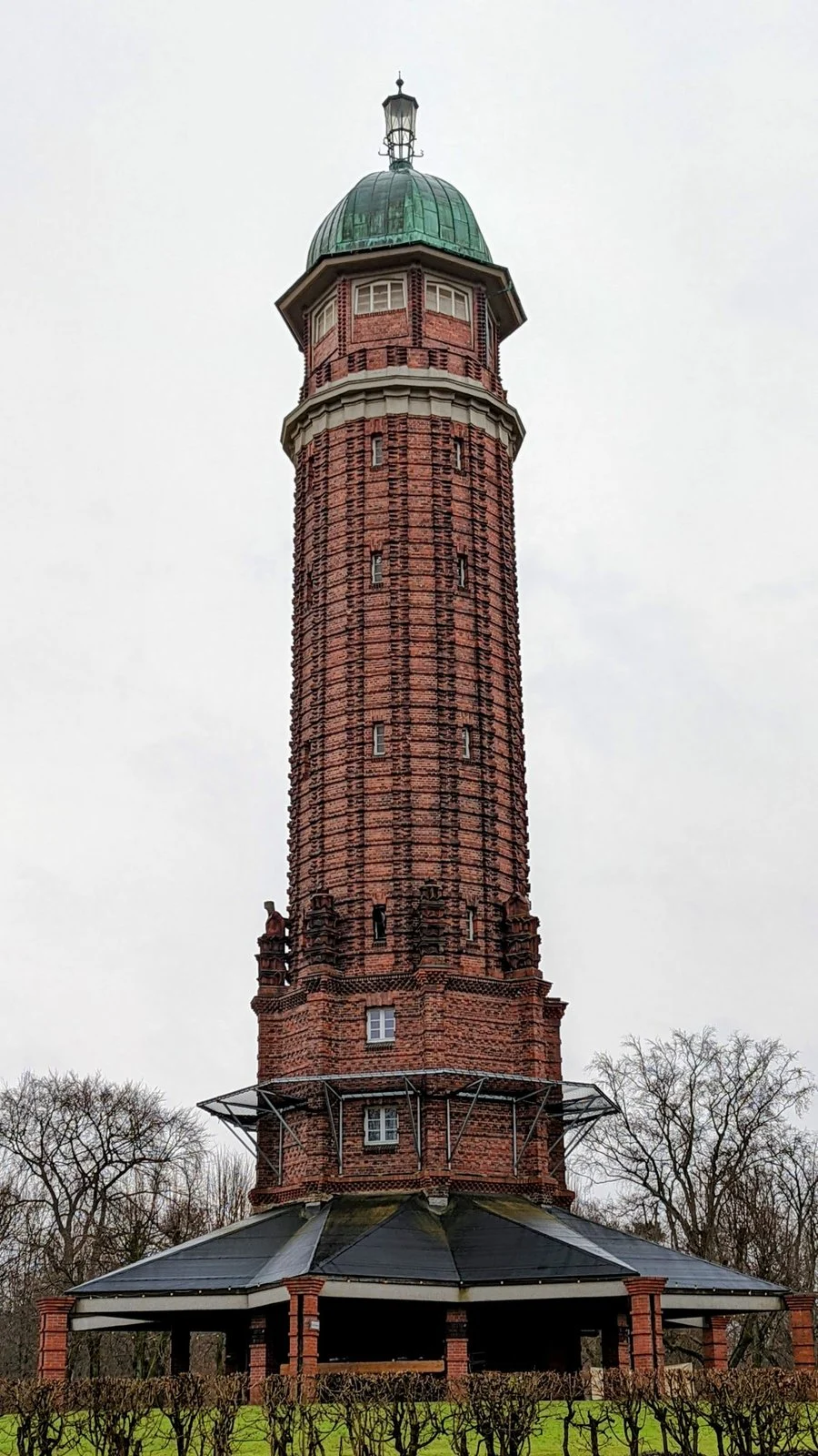Wasserturm aus rotem Klinker mit grünem Kupferdach im Volkspark Jungfernheide