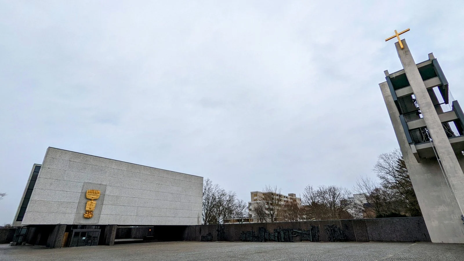 Gedenkkirche Maria Regina Martyrum am Heckerdamm mit vergoldeter Plastik und Glockenturm mit goldenem Kreuz
