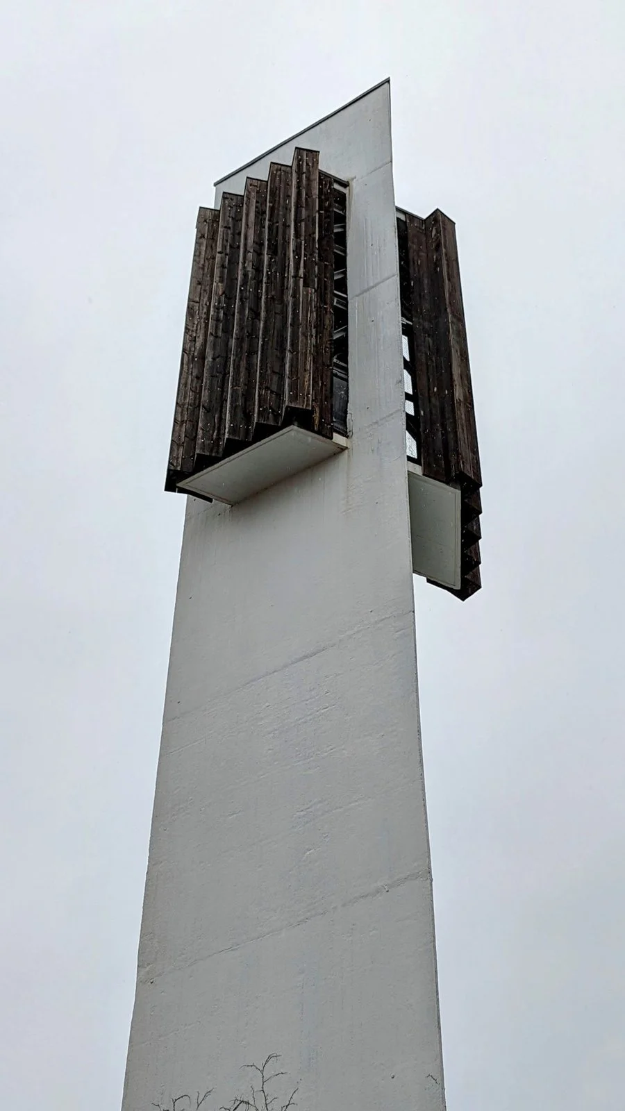 Frei stehender weißer Glockenturm der Sühne-Christi-Kirche am Halemweg in Charlottenburg-Nord