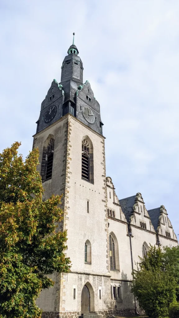 Turm der Christuskirche in Kleinwittenberg mit Uhr