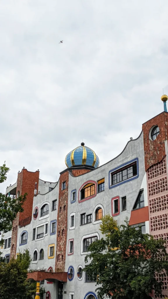 Hundertwasserschule in Lutherstadt Wittenberg mit bunter Fassade und goldener Zwiebelhaube
