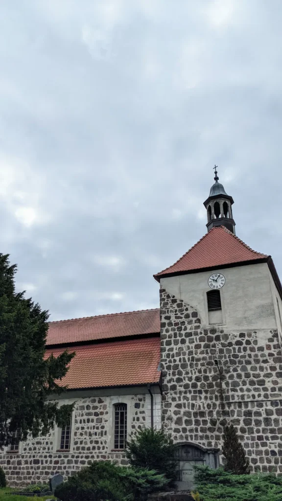 Feldsteinkirche St. Johannes in Griebo mit gedrungenem Turm