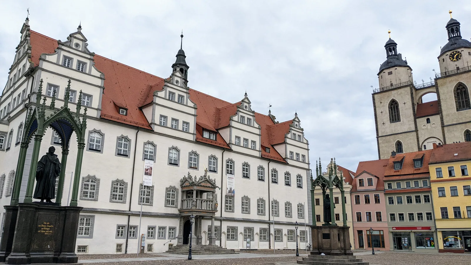 Markt in Lutherstadt Wittenberg mit Altem Rathaus, Lutherdenkmal und den Türmen der Stadtkirche