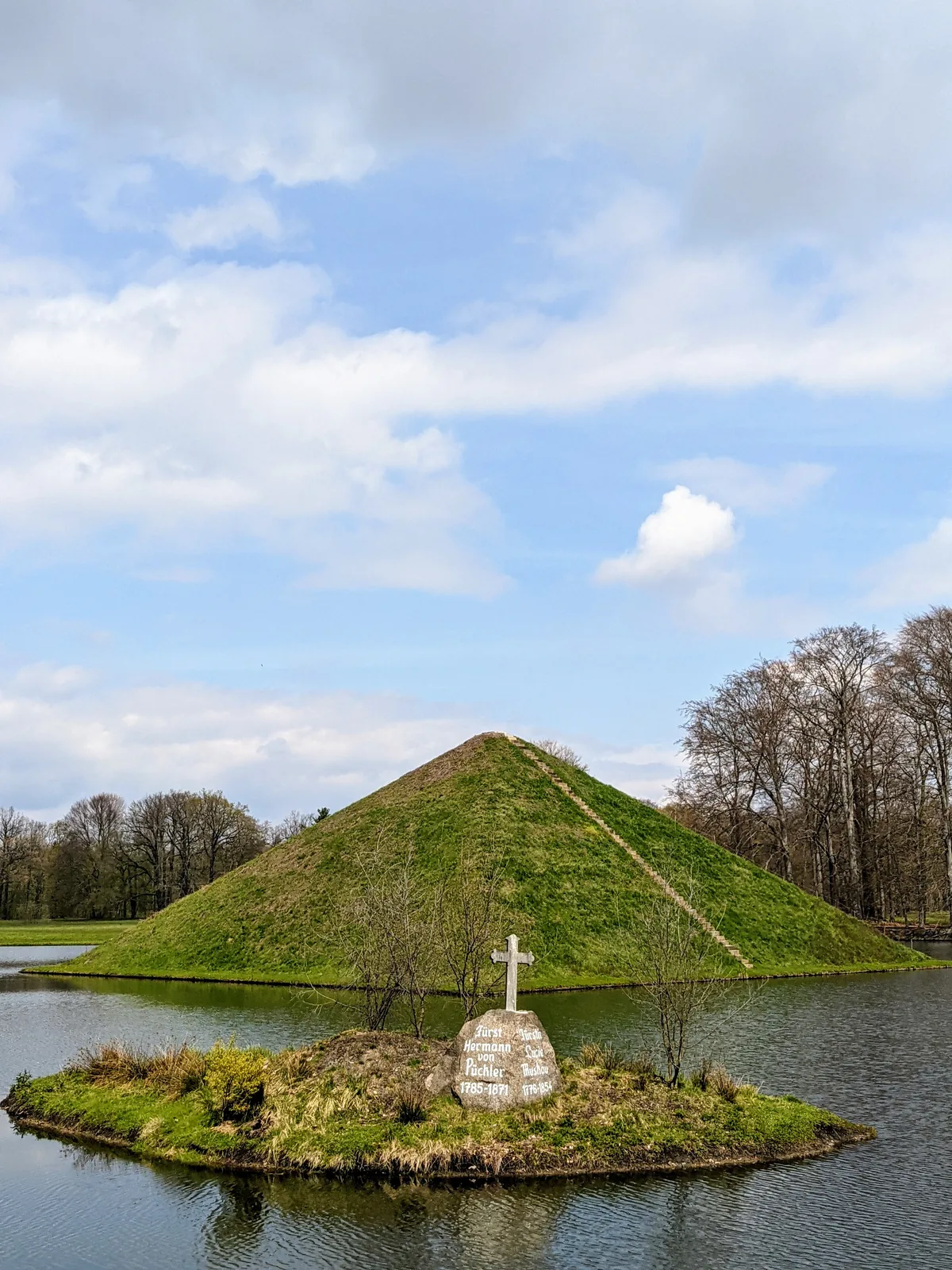 Seepyramide im Branitzer Park in Cottbus