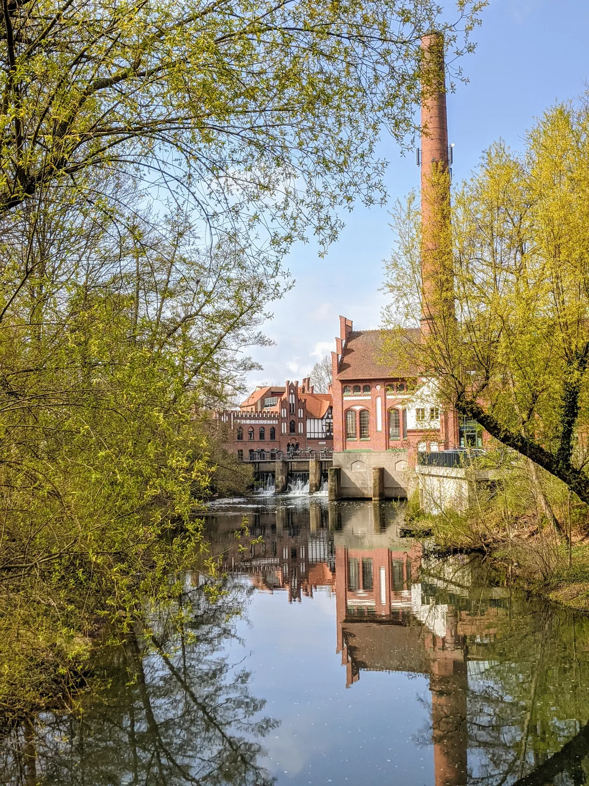 Backsteingebäude mit Schornstein am Wehr an der Spree in Cottbus