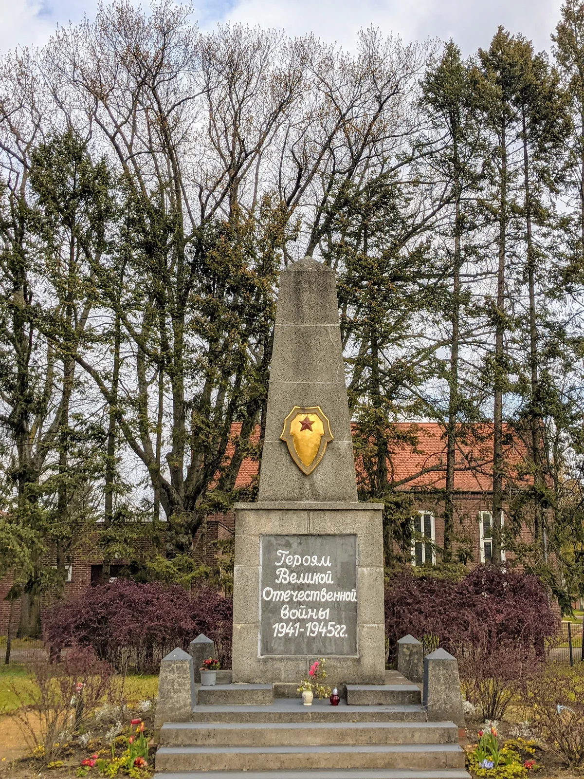 Obelisk mit russischer Inschrift auf dem Nordfriedhof in Cottbus
