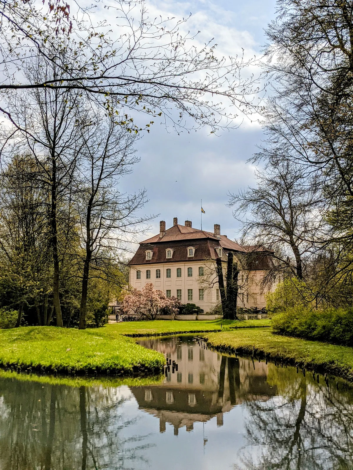 Schloss Branitz mit Spiegelung im Wasser