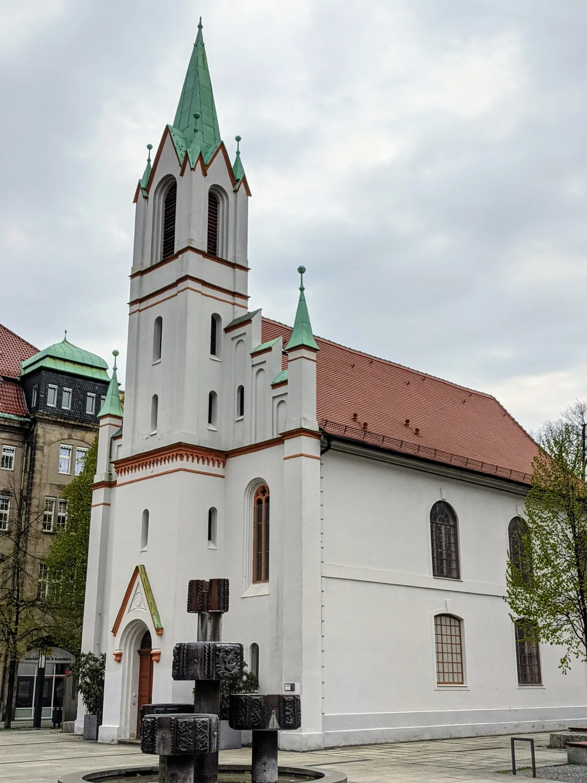 Schlosskirche in Cottbus mit Turm und Rotdach an der Spremberger Straße