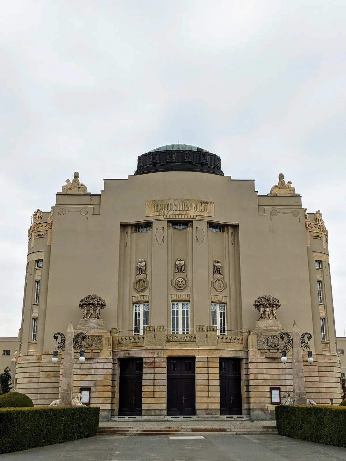 Fassade des Staatstheaters Cottbus am Schillerplatz