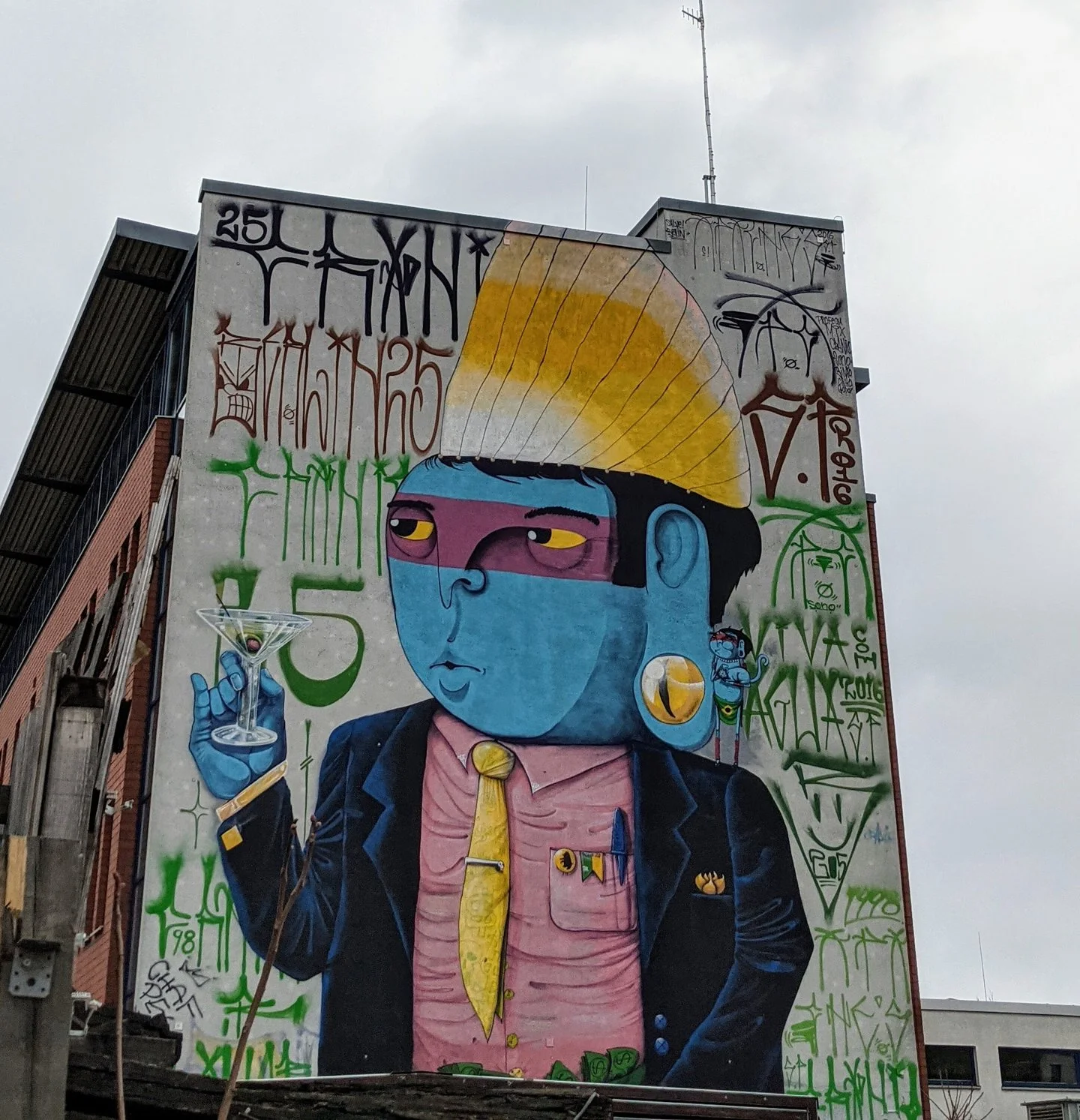 Cranio: Die blaue Figur an der Holzmarktstraße