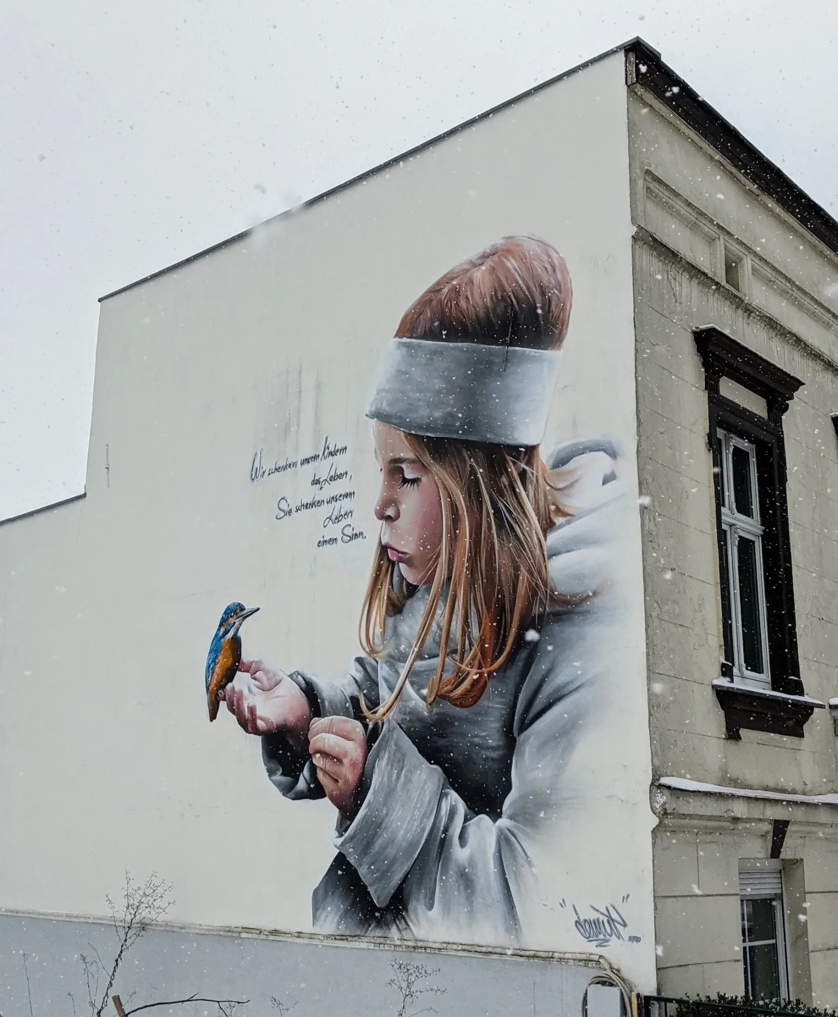 Demut: Mädchen mit Eisvogel an der Damerowstraße in Pankow