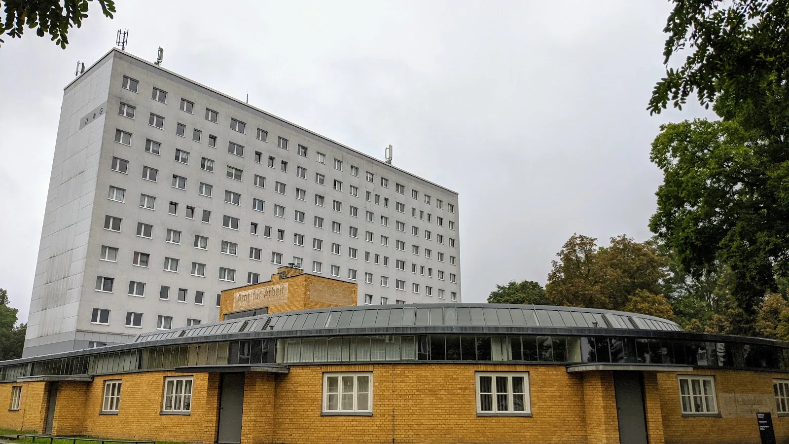 Ehemaliges Arbeitsamt von Walter Gropius in Dessau, gerundeter gelber Backsteinbau mit Fensterband