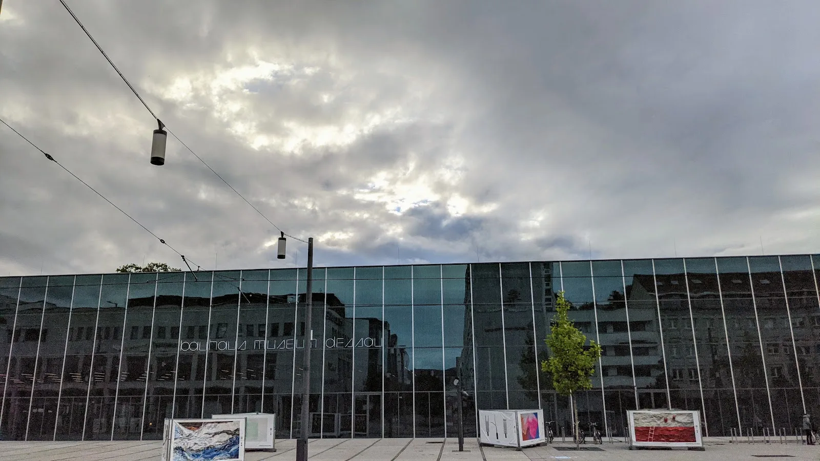 Lange Glasfassade des Bauhaus Museums Dessau