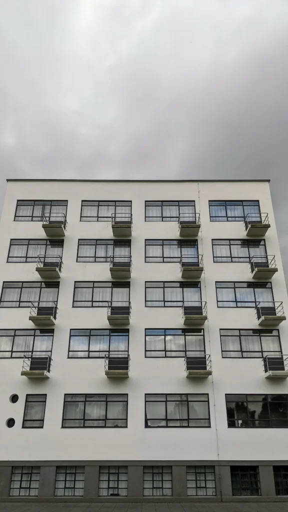 Atelierhaus des Bauhausgebäudes in Dessau mit kleinen vorspringenden Balkonen
