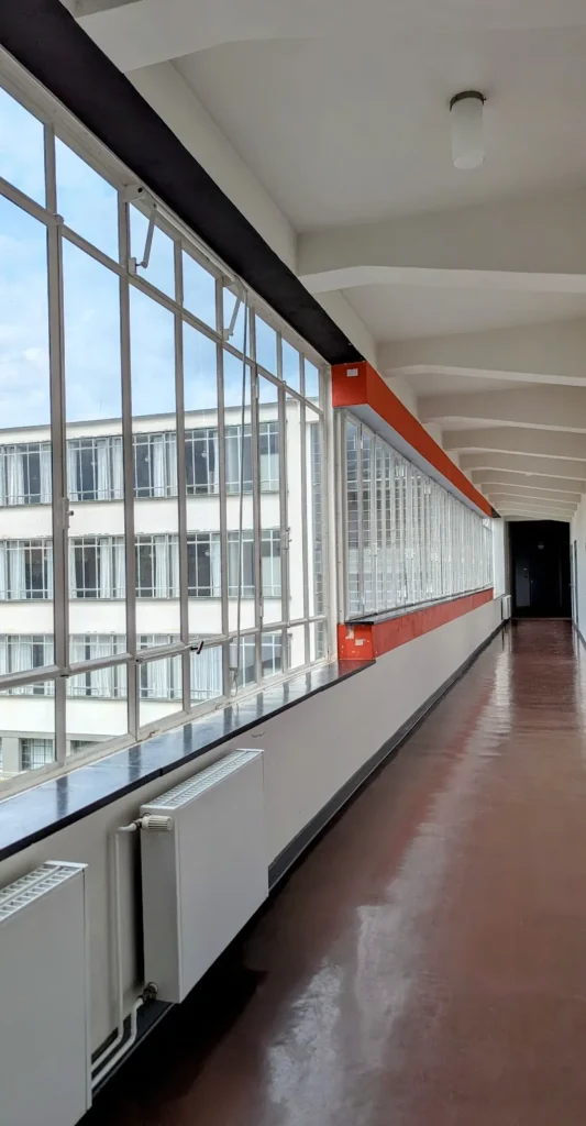 Langer Flur mit Fensterband im Bauhausgebäude in Dessau