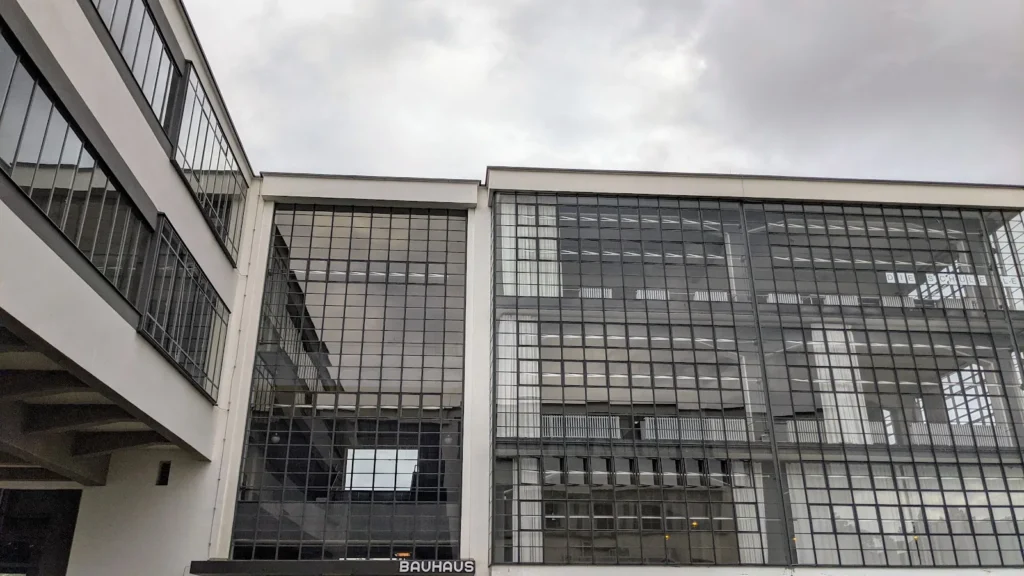 Glasfassade des Werkstattflügels am Bauhausgebäude in Dessau