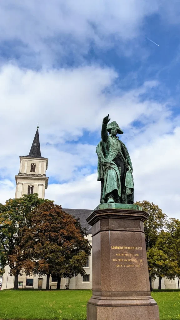 Bronzestandbild von Leopold III. Friedrich Franz auf einem Granitsockel vor der Johanniskirche in Dessau
