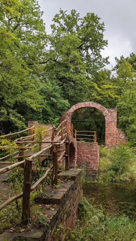 Ruinenbrücke im Georgengarten in Dessau mit Backsteinbogen und Holzgeländer