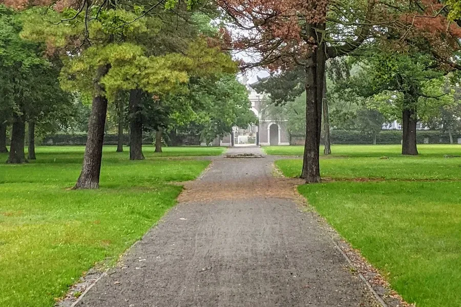 Gerade Allee im Historischen Friedhof in Dessau, am Ende das Portal